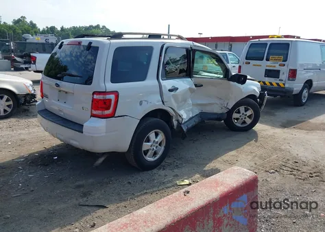 2011 Ford Escape Xlt z USA, uszkodzony, nr VIN 1FMCU9DG4BKC46954